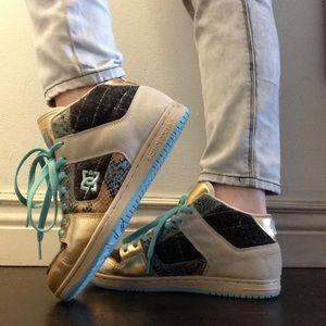 DC Manteca 2 Mid SE Ladies Shoes